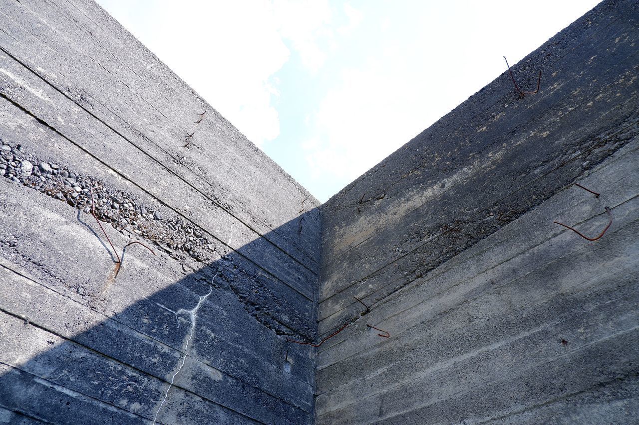 LOW ANGLE VIEW OF WALL AGAINST BUILDING