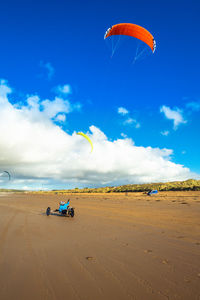 Man paragliding against sky