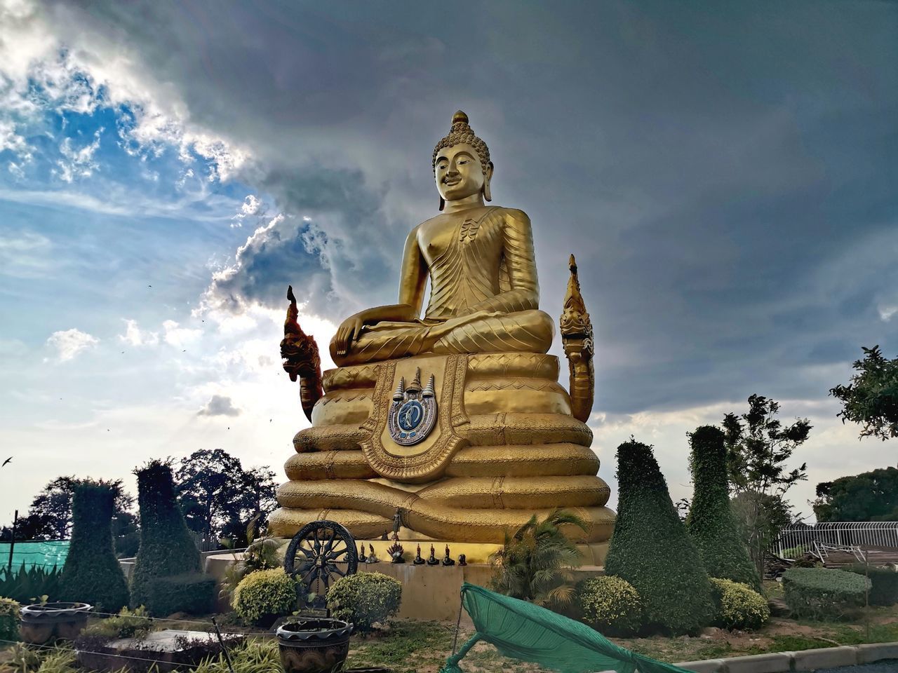 LOW ANGLE VIEW OF STATUES AGAINST SKY