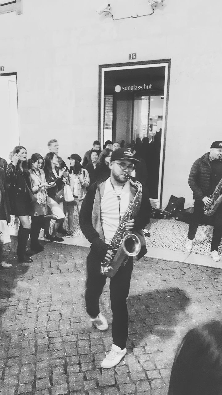 GROUP OF PEOPLE PLAYING GUITAR