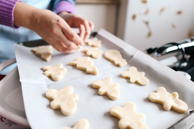 Cropped hand of chef preparing gingerbread cookies