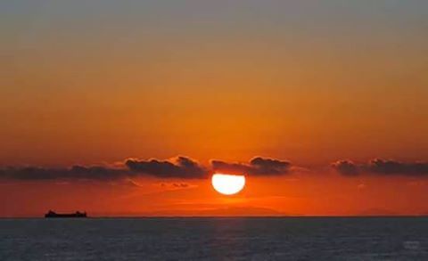 sunset, orange color, sun, scenics, beauty in nature, tranquil scene, sea, tranquility, water, idyllic, sky, nature, silhouette, horizon over water, majestic, sunlight, reflection, outdoors, dramatic sky, moody sky