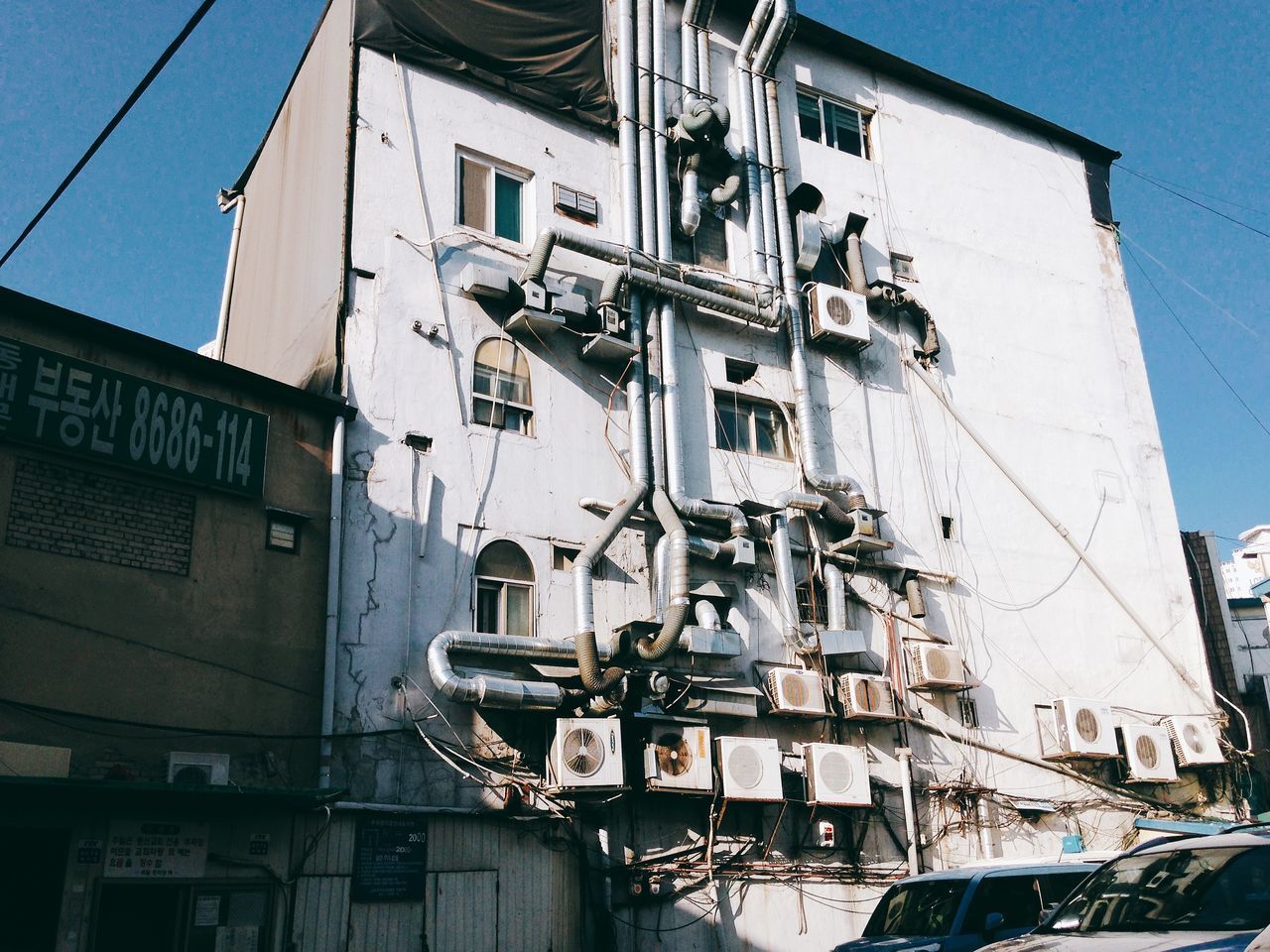 LOW ANGLE VIEW OF OLD BUILDINGS AGAINST SKY