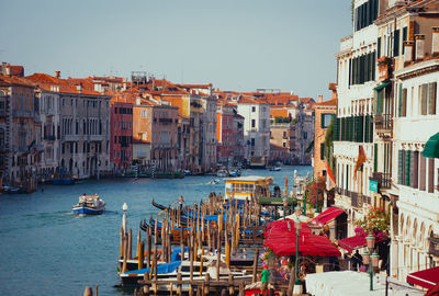 Gondeln,  motorboote in großer lagune in venedig 