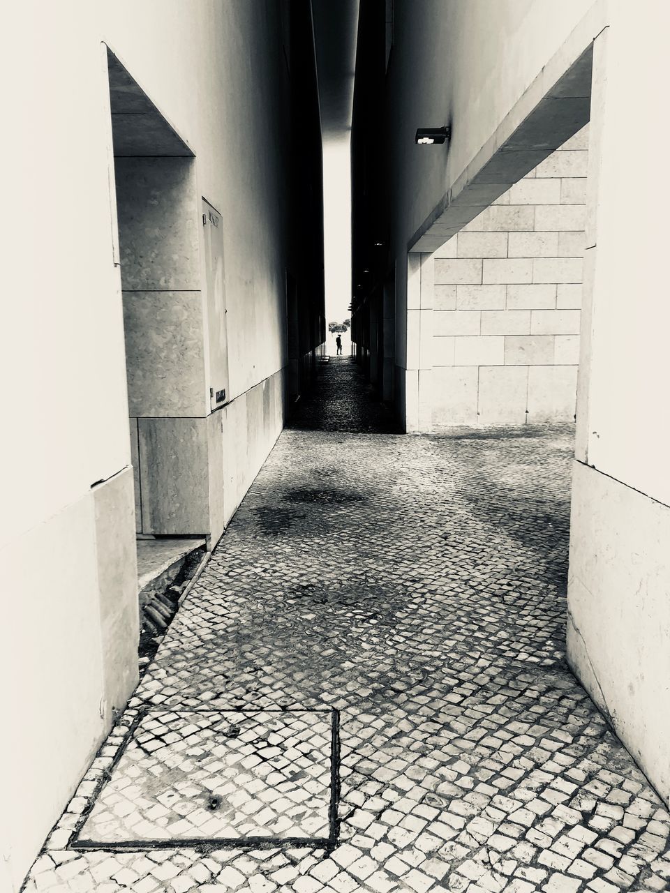 EMPTY CORRIDOR ALONG WALLS