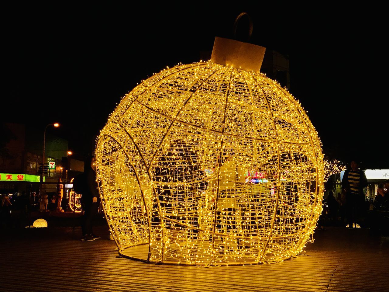 ILLUMINATED FERRIS WHEEL AGAINST SKY AT NIGHT