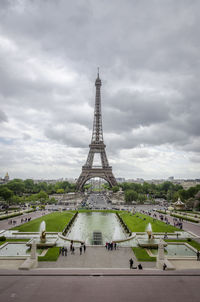 Eiffel tower in paris with trocadero gardens and water fountains in the foreground