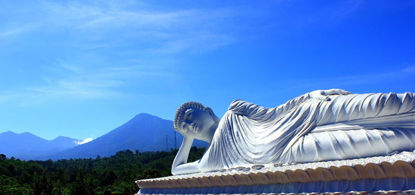 Sleeping buddha statue