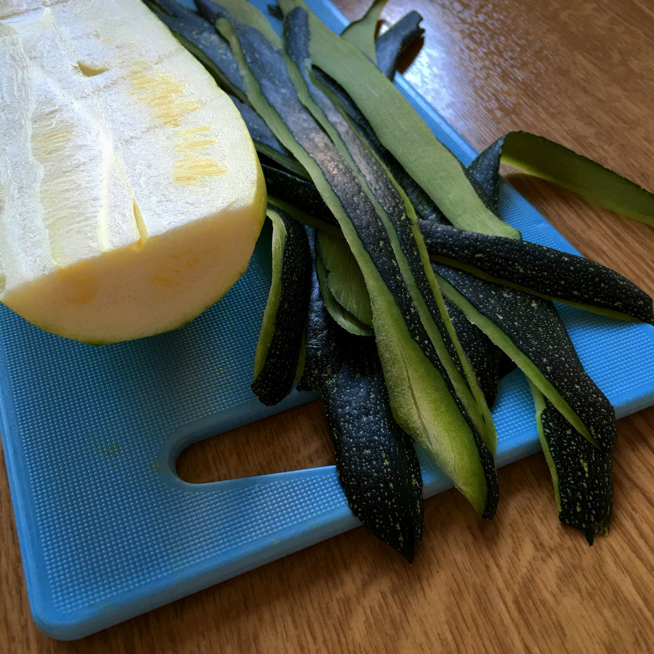 HIGH ANGLE VIEW OF FRUITS ON CUTTING BOARD IN KITCHEN