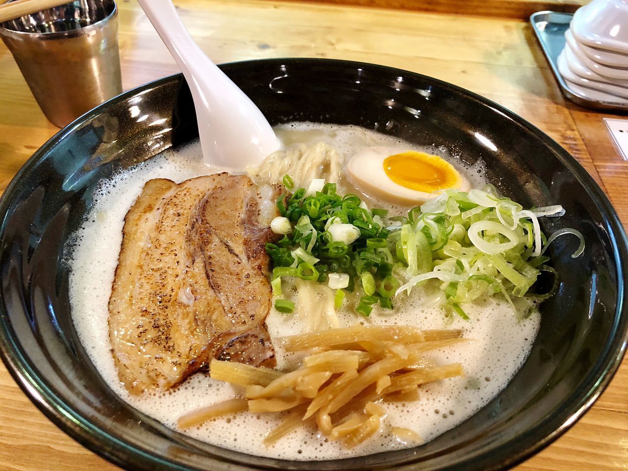 HIGH ANGLE VIEW OF FOOD IN BOWL