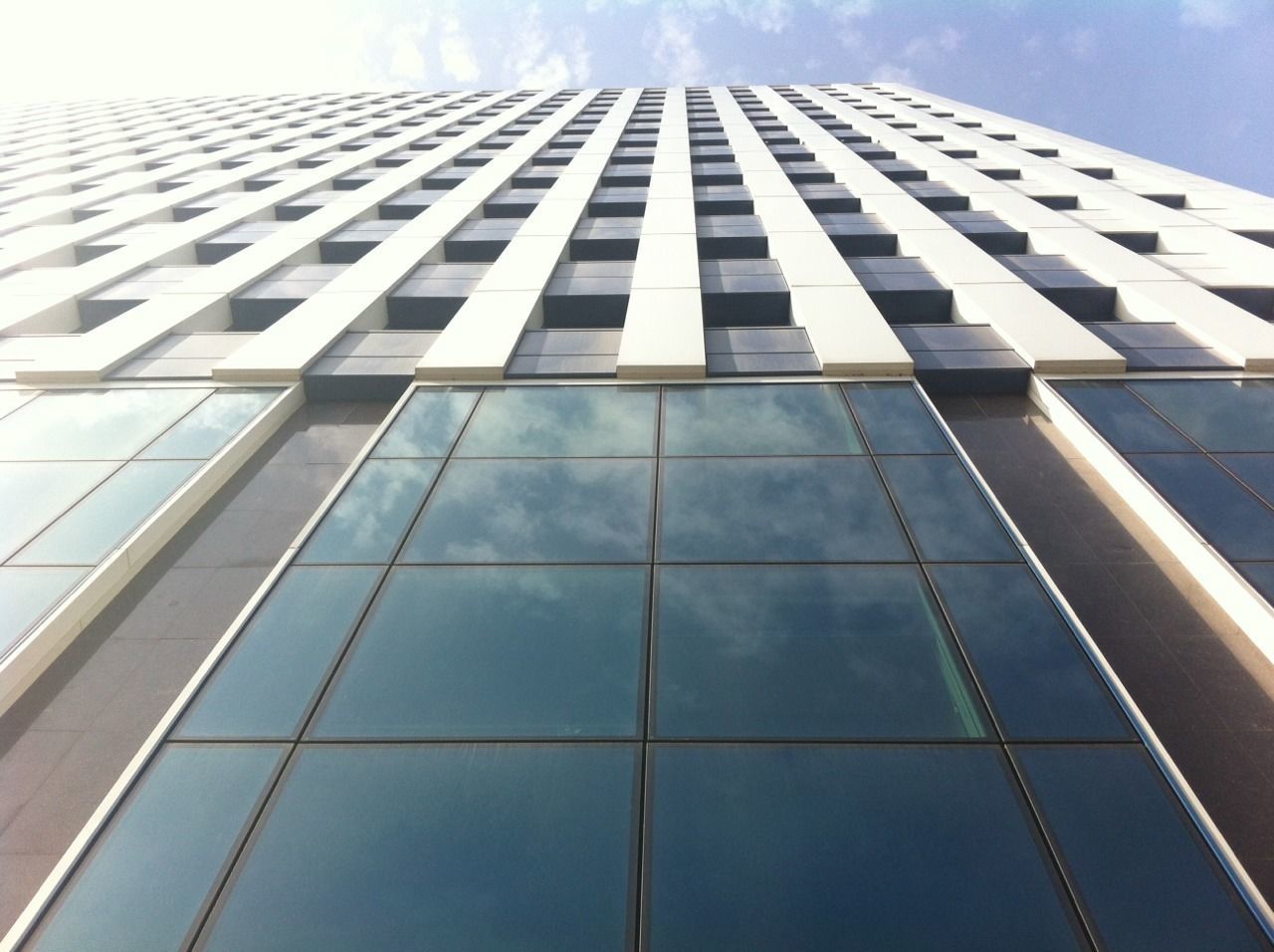 LOW ANGLE VIEW OF MODERN OFFICE BUILDING