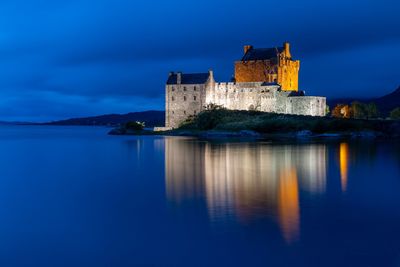 Long exposure photo of eilean donan castle on loch duich, scotland in the evening