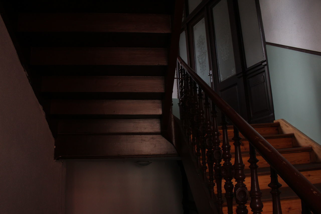 LOW ANGLE VIEW OF STAIRCASE