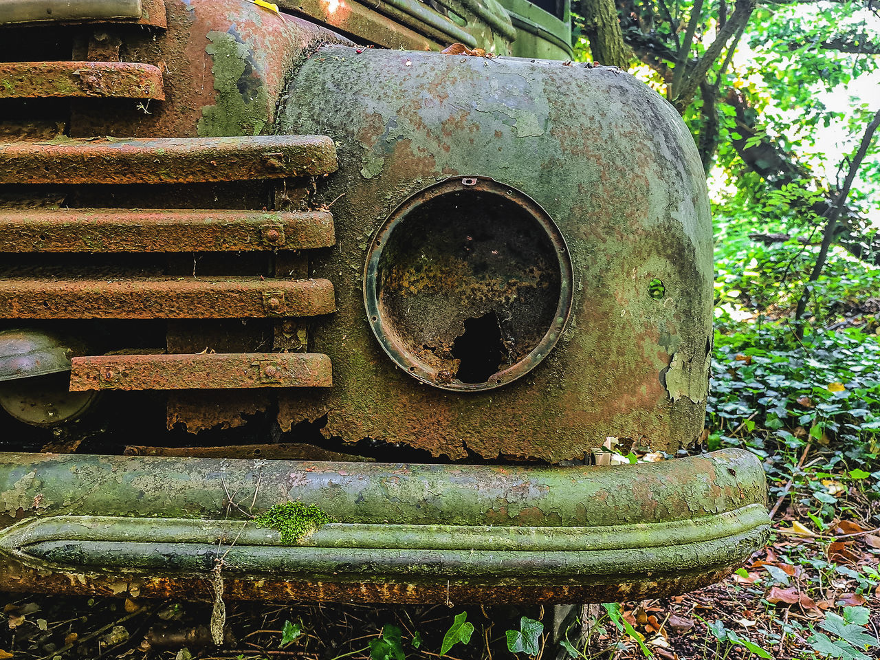 CLOSE-UP OF RUSTY OLD ABANDONED CAR