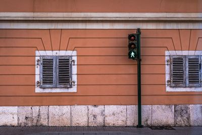 Road signal against building wall