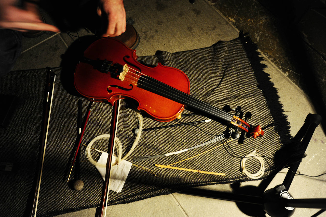 HIGH ANGLE VIEW OF MAN PLAYING ON STAGE