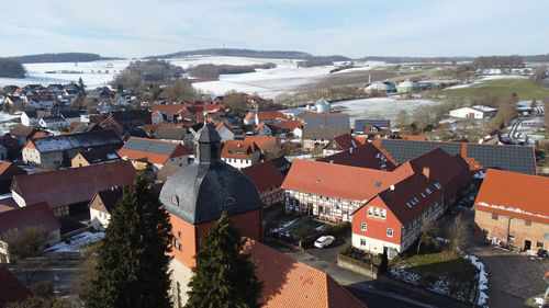 Luftaufnahme jühnde mit blick über die kirche