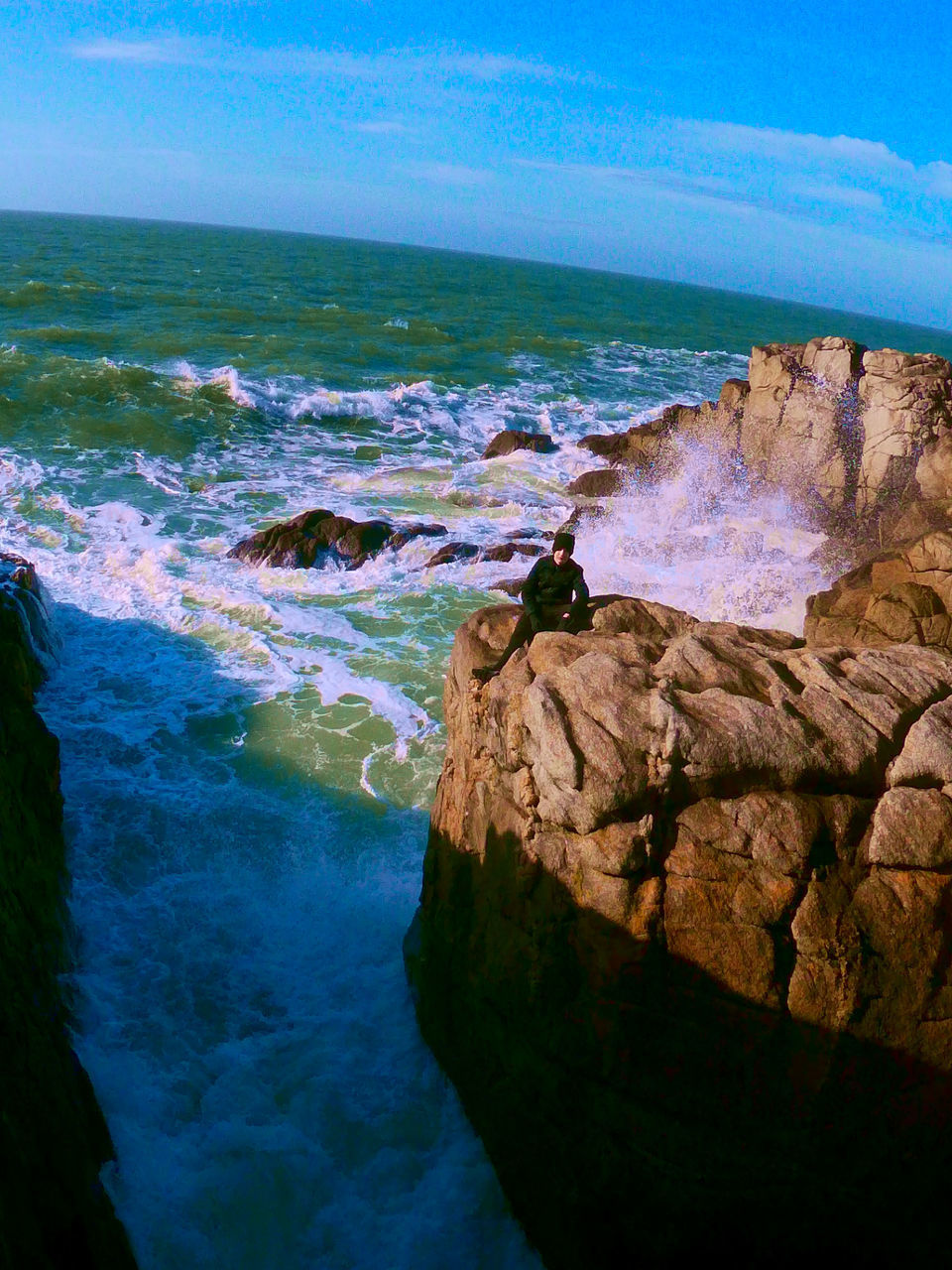 SCENIC VIEW OF SEA AGAINST ROCKS