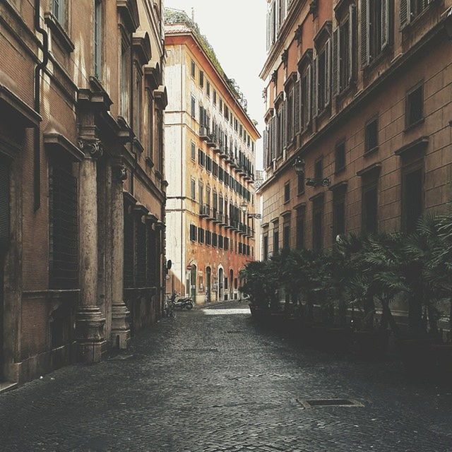 architecture, built structure, building exterior, the way forward, diminishing perspective, narrow, building, street, vanishing point, alley, residential building, city, residential structure, in a row, cobblestone, empty, clear sky, long, pathway, walkway