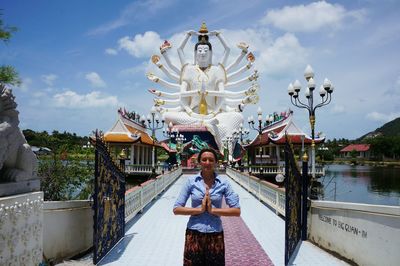 Young woman praying at wat plai laem