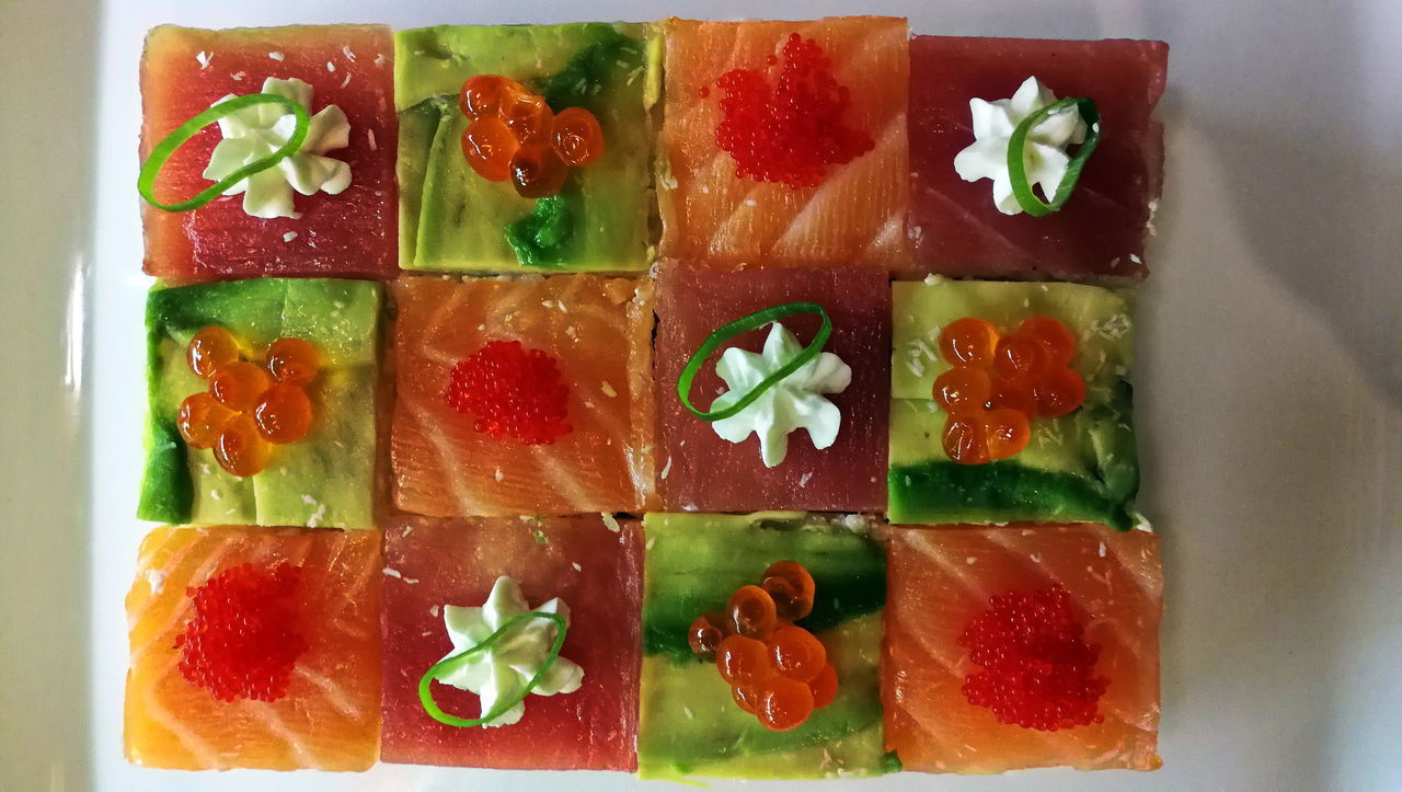 DIRECTLY ABOVE SHOT OF CHOPPED FRUITS IN PLATE