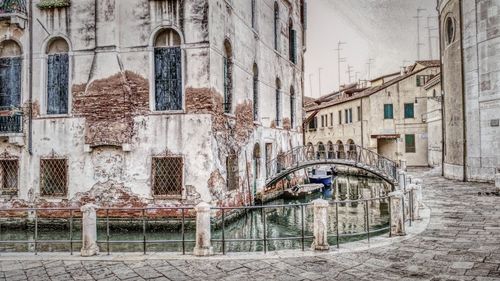 Fountain in front of old building in city