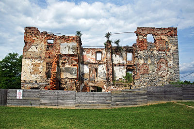 Ruined house against sky