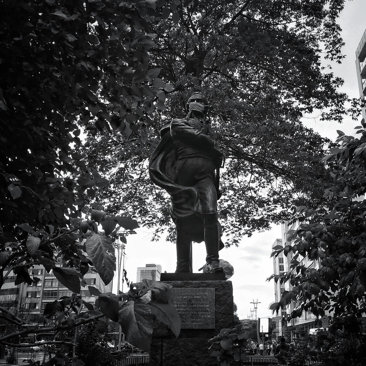 STATUE OF MAN AND WOMAN SCULPTURE