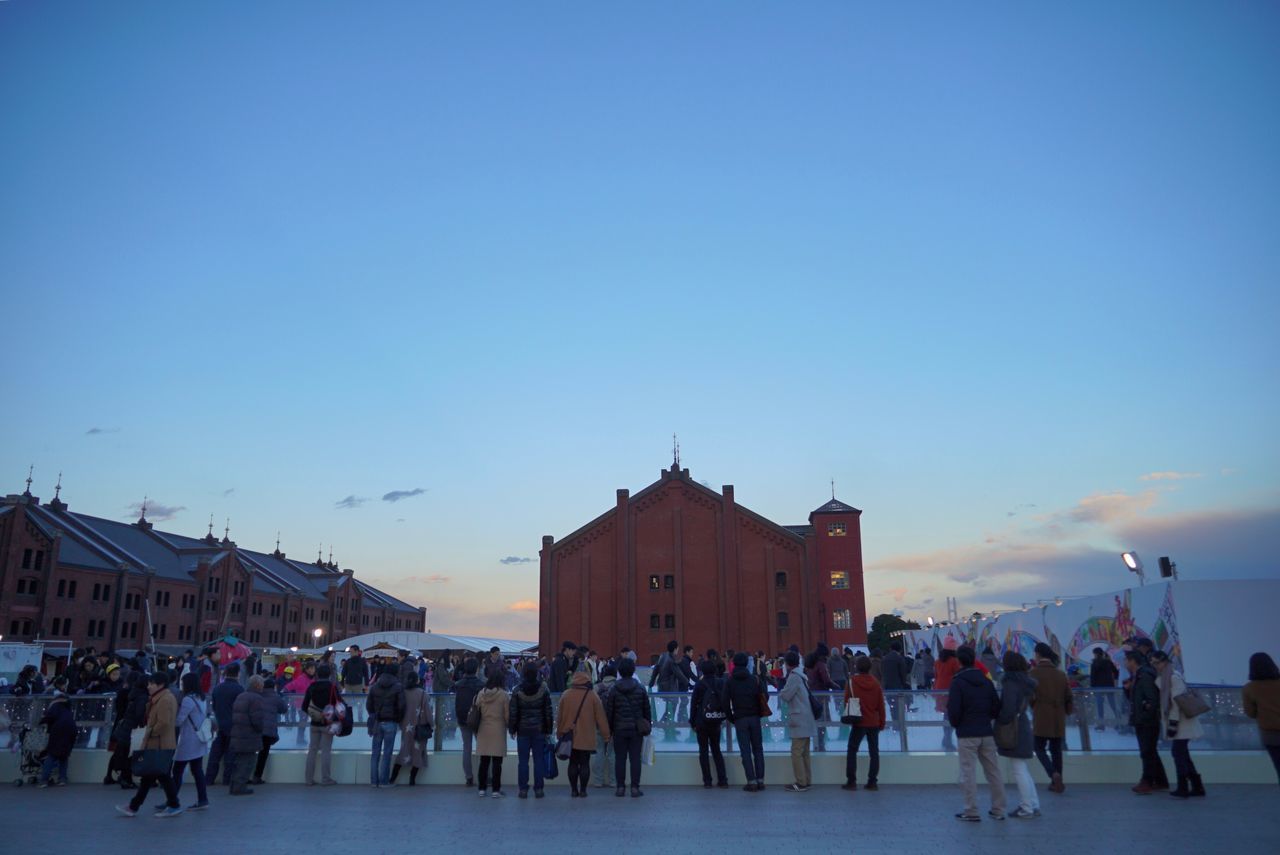 large group of people, real people, lifestyles, clear sky, outdoors, leisure activity, building exterior, men, sky, vacations, crowd, architecture, day, ice rink, nature, people, adult