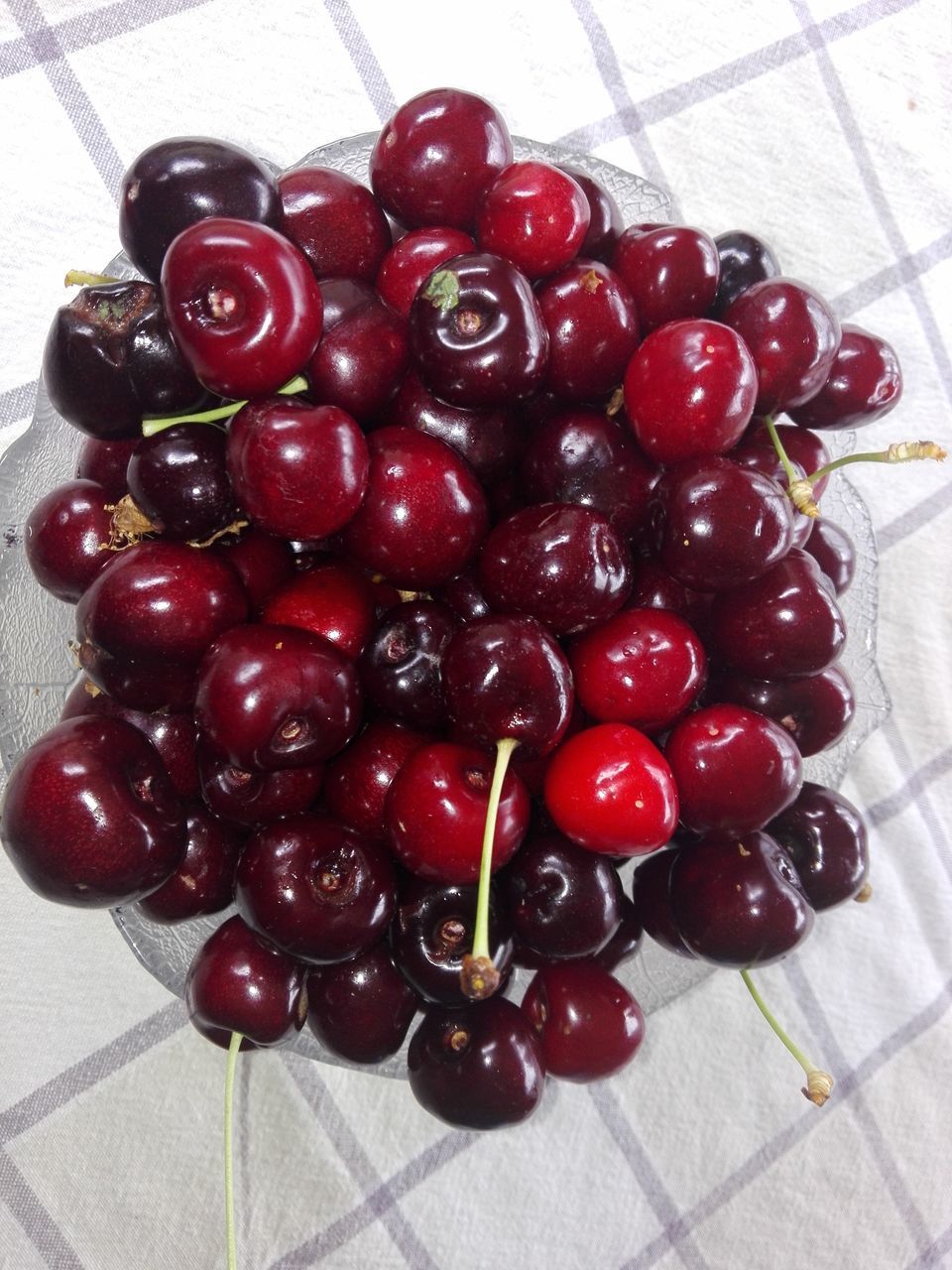 CLOSE-UP OF CHERRIES