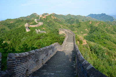 Great wall road passing through mountain against sky