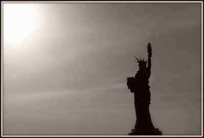 Silhouette statue against sky