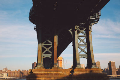 Low angle view of manhattan bridge against sky