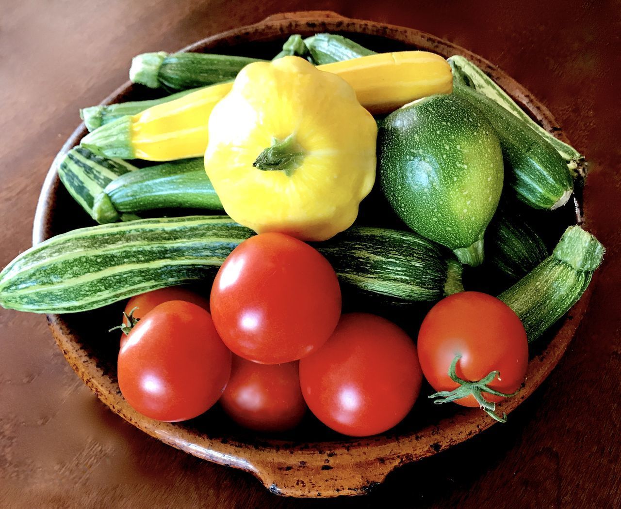 CLOSE-UP OF TOMATOES IN PLATE