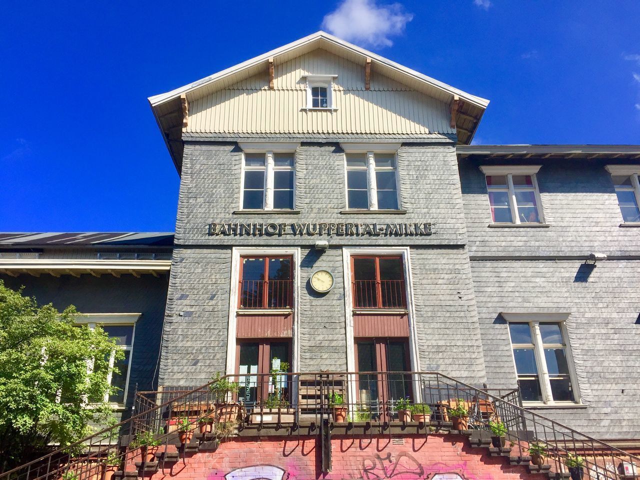 LOW ANGLE VIEW OF RESIDENTIAL BUILDING AGAINST BLUE SKY