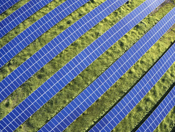 Usa, north carolina, low-level aerial photograph of solar panels in a solar farm
