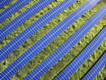 Usa, north carolina, low-level aerial photograph of solar panels in a solar farm