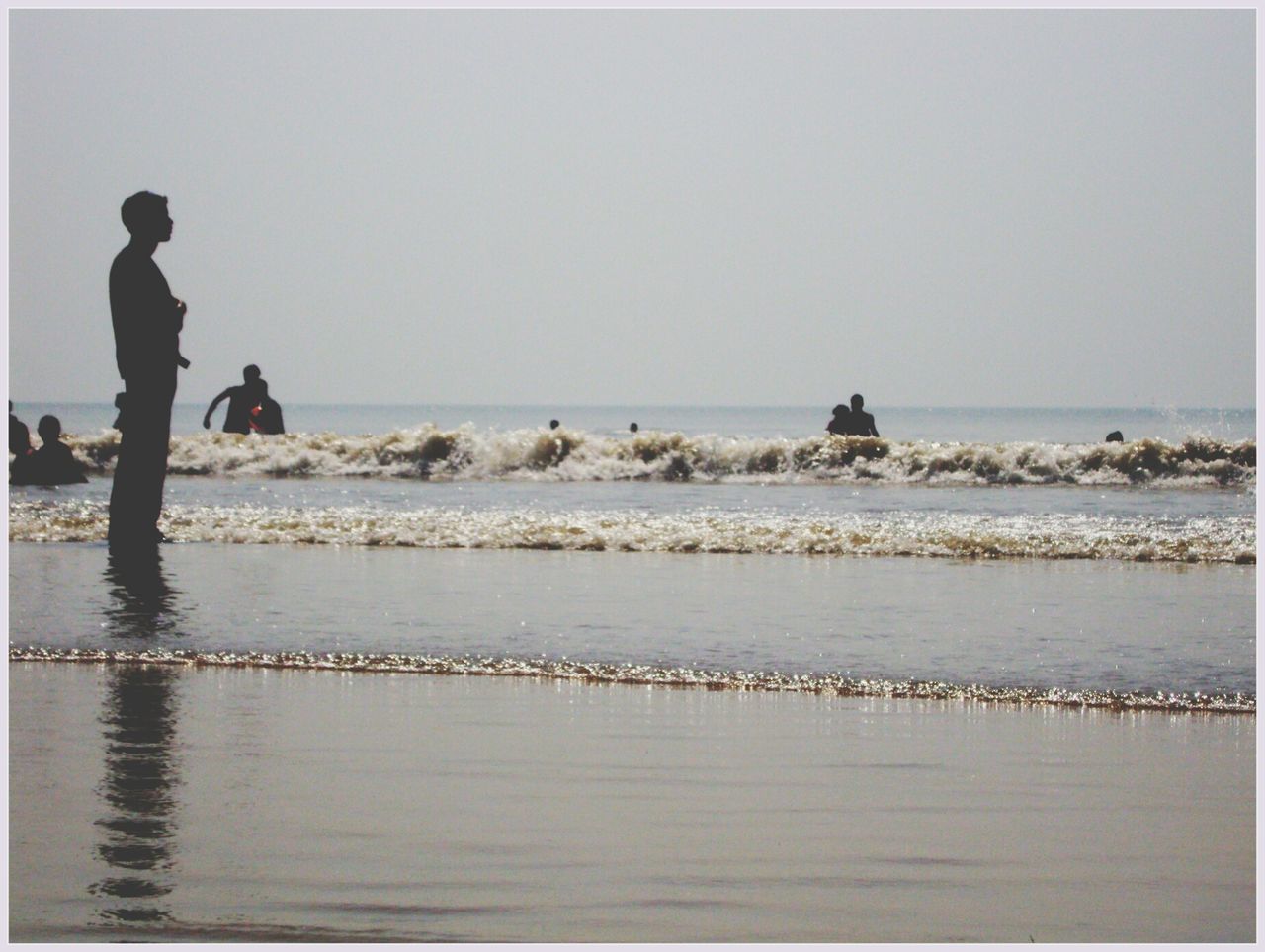 sea, water, horizon over water, silhouette, clear sky, scenics, beach, tranquil scene, men, tranquility, transfer print, beauty in nature, leisure activity, copy space, nature, lifestyles, standing, shore