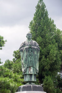 Statue against sky