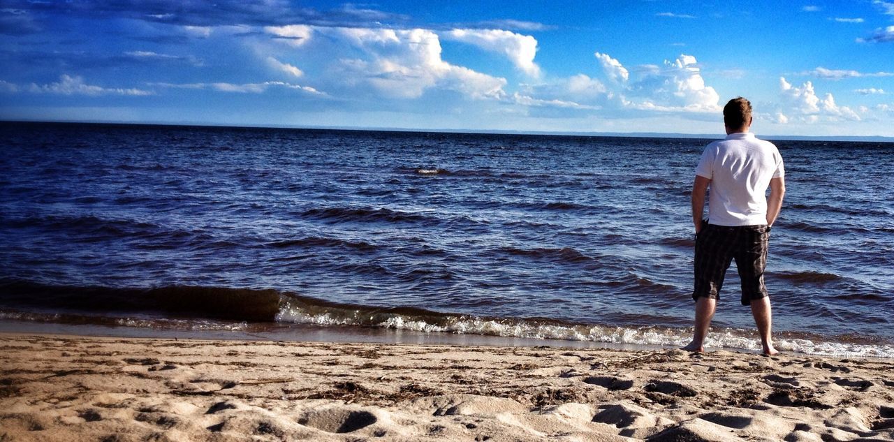 sea, water, horizon over water, full length, beach, sky, rear view, lifestyles, leisure activity, tranquil scene, shore, standing, tranquility, scenics, beauty in nature, vacations, nature, casual clothing