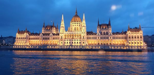 Night photography budapest river rhine blue sky house of parliament 