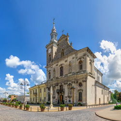 Dormition of the theotokos kosciol in zolochiv, lviv region of ukraine, on a sunny summer day