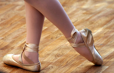 Close-up of the feet of a ballerina dancing