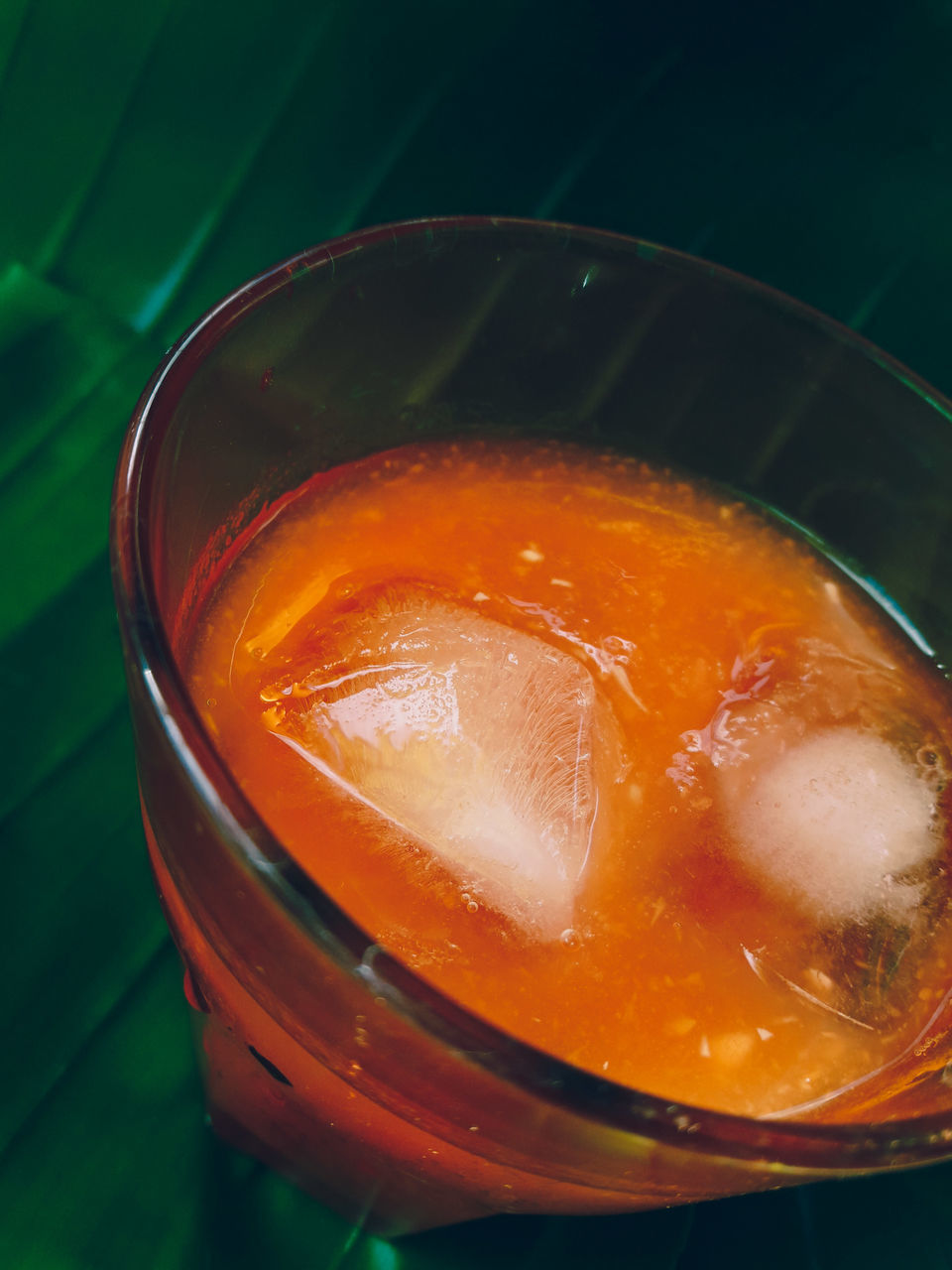 CLOSE-UP OF GLASS OF ORANGE