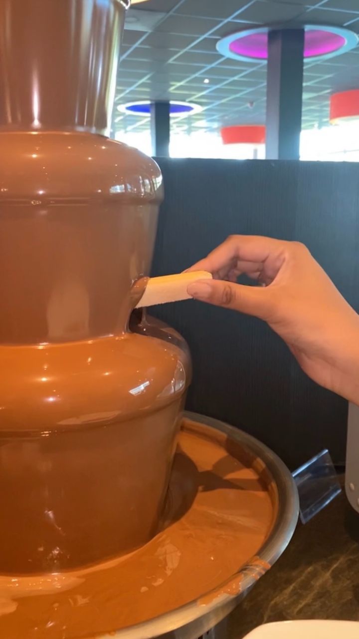 CLOSE-UP OF HAND HOLDING COFFEE