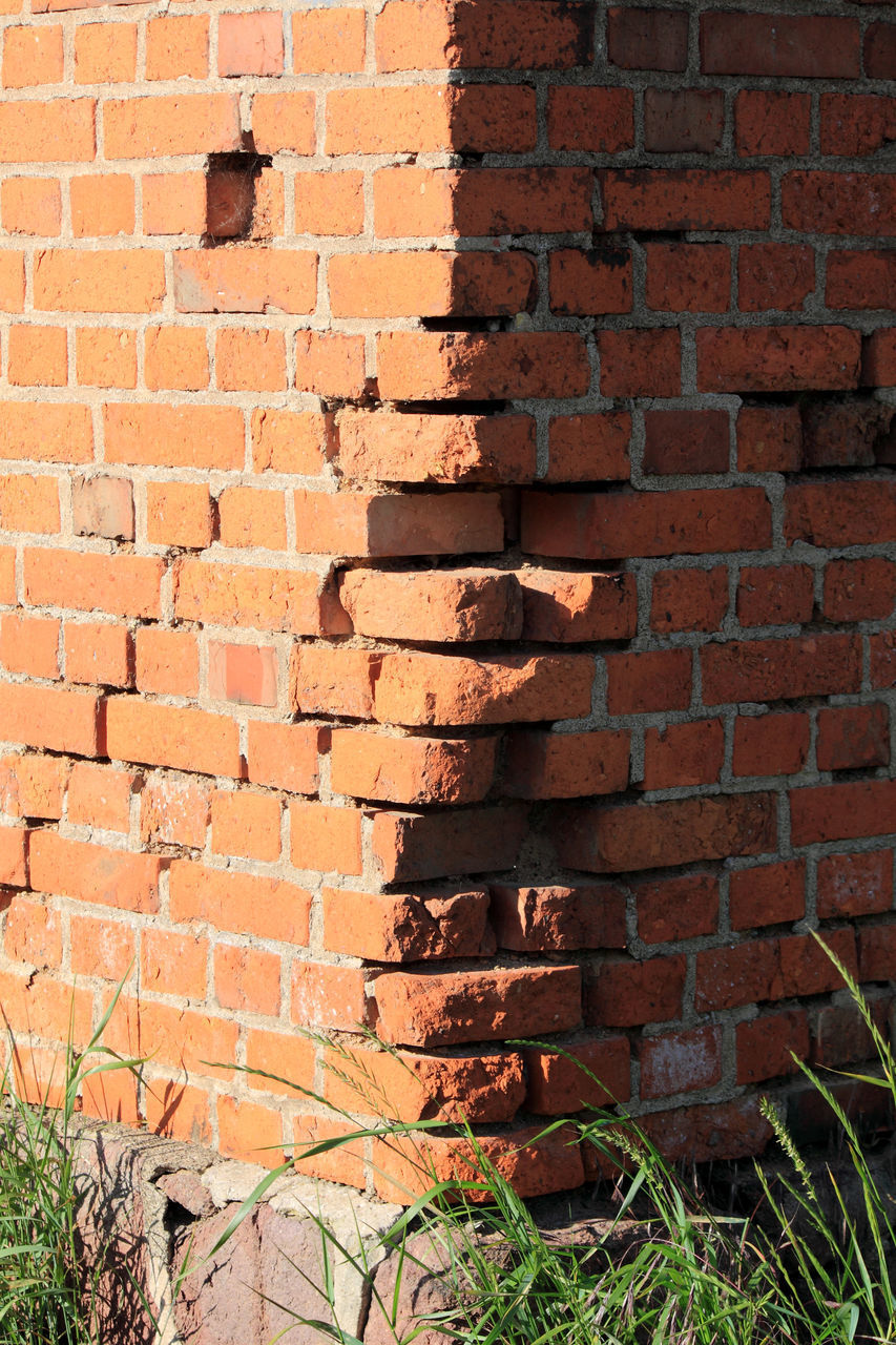 FULL FRAME SHOT OF BRICK WALL WITH STONE