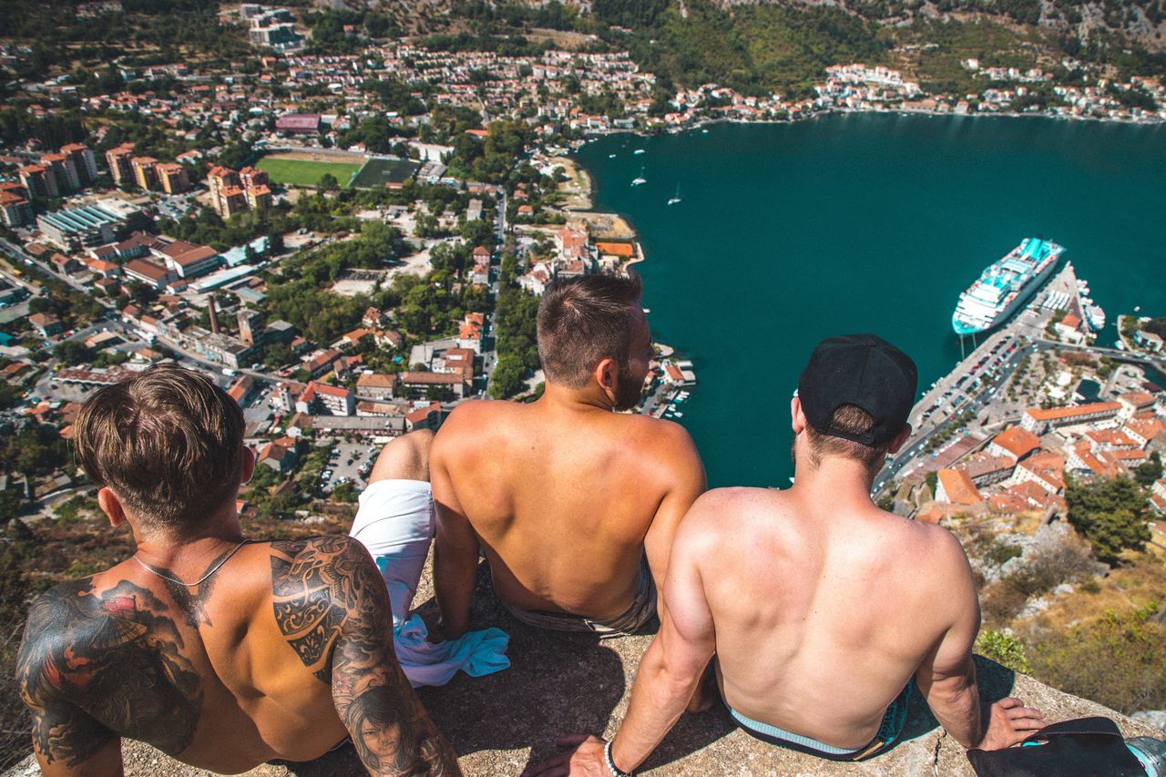 HIGH ANGLE VIEW OF SHIRTLESS MAN AND CITYSCAPE IN CITY