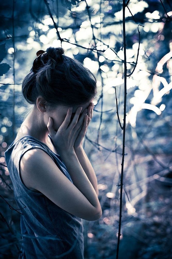 SIDE VIEW OF YOUNG WOMAN STANDING OUTDOORS