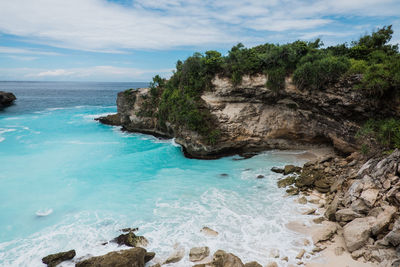 Scenic view of blue lagoon in nusa lembongan, indonesia.