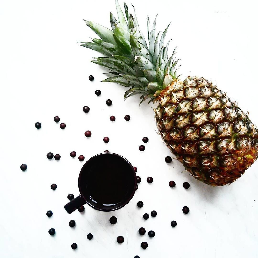 food and drink, close-up, studio shot, white background, still life, indoors, sharp, freshness, thorn, decoration, circle, arrangement, spiked, no people